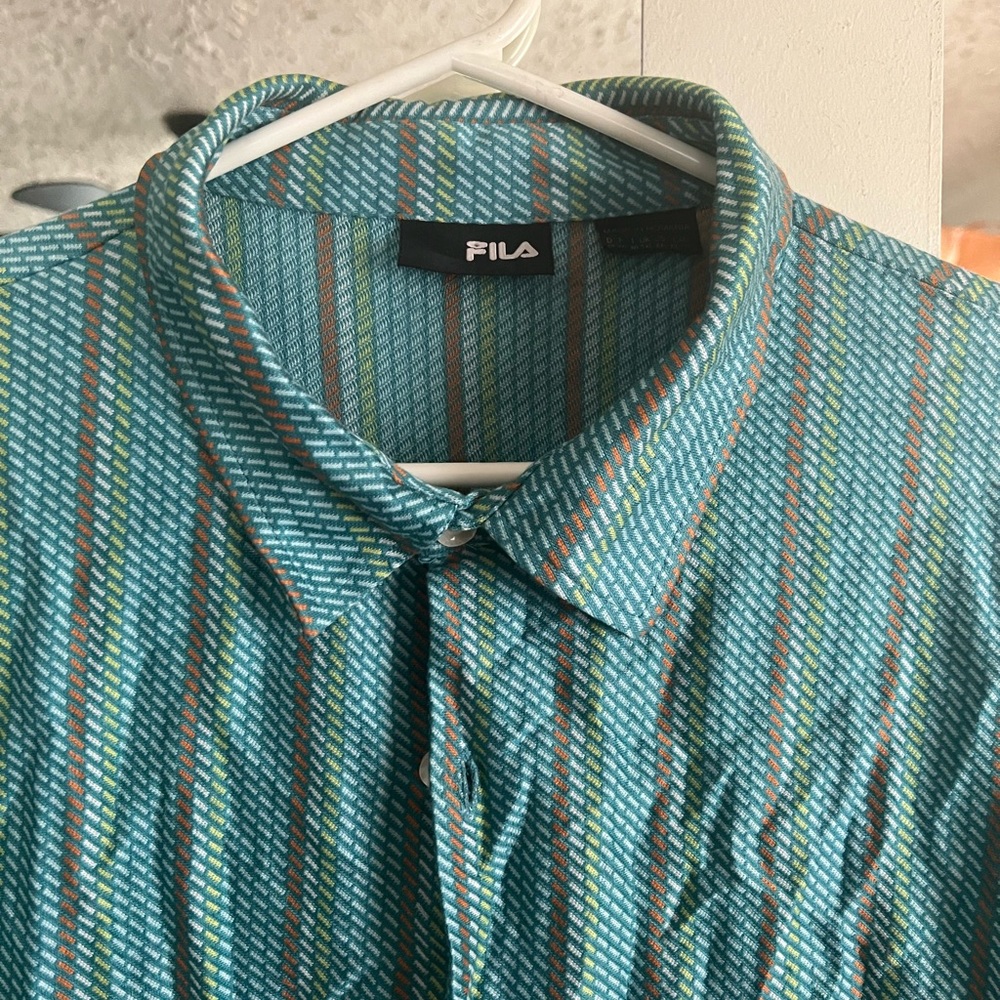 fila golf shirt xxl fits like an xl, boho polyester, super comfy , gun sleeves